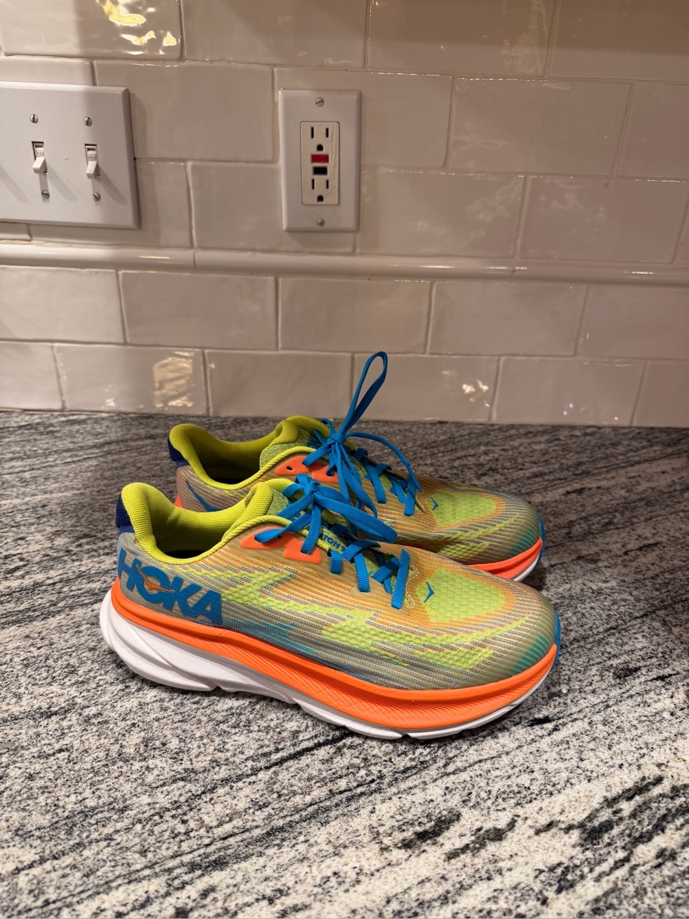 Youth Hoka Clifton 9 Size 6.5/Women’s 8